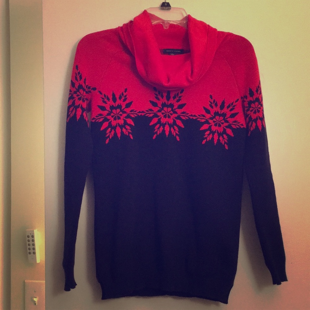 Like new Tommy Hilfiger cowl neck sweater!!